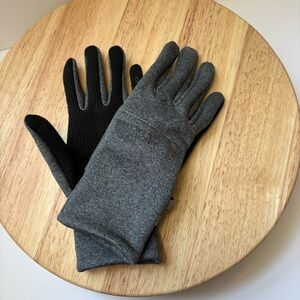The North Face Kids’ Recycled Etip Gloves in Grey